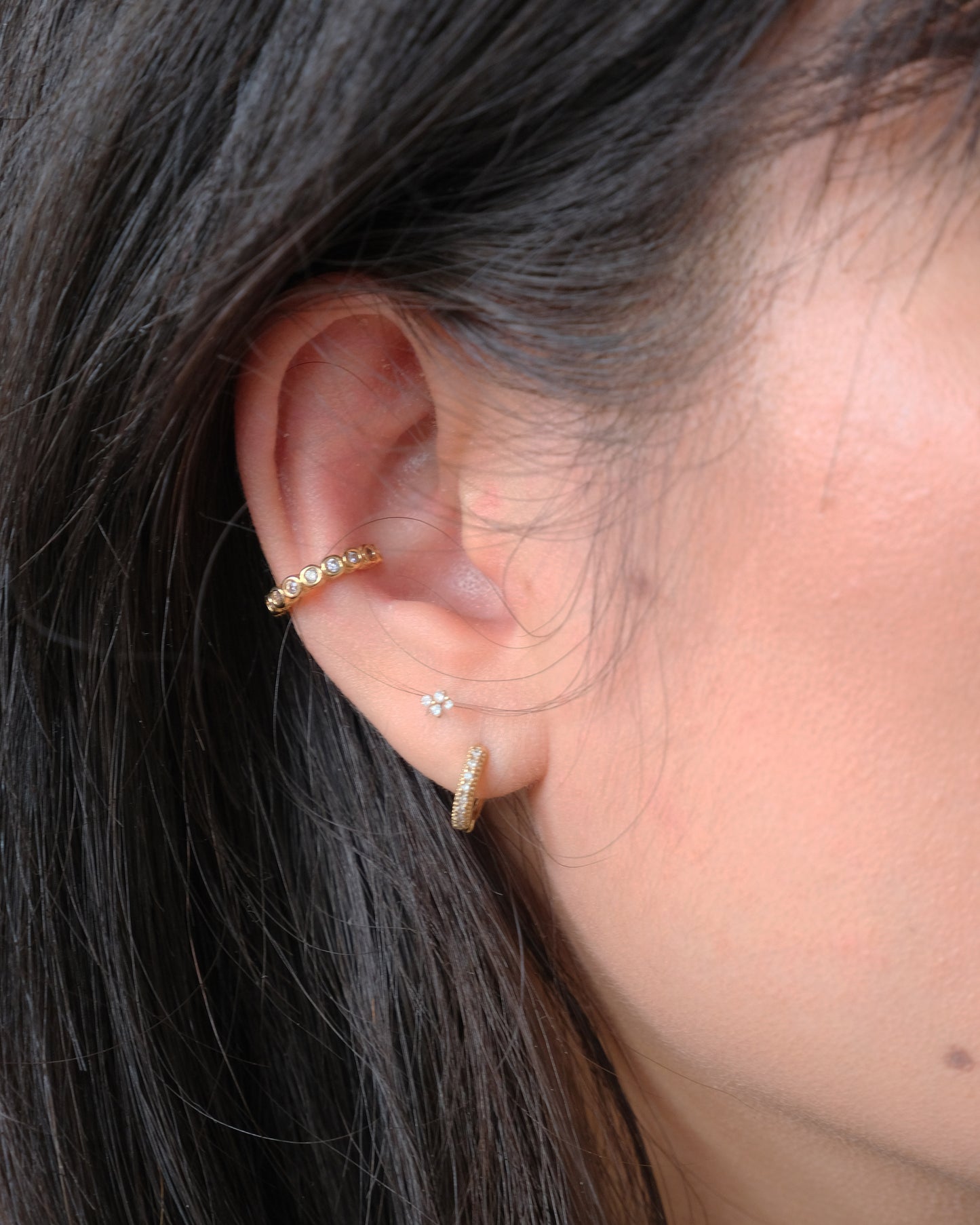 BEZEL GEMSTONE EAR CUFF